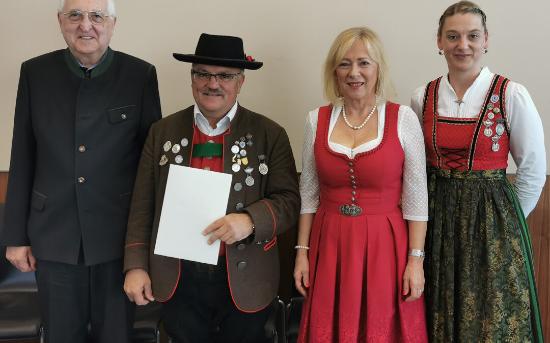 Heinrich Böse erhält das Ehrenzeichen des Bayerischen Ministerpräsidenten